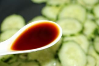 下青瓜片，翻炒一下，下酱油