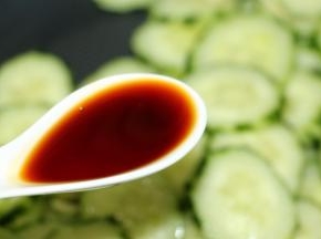 下青瓜片，翻炒一下，下酱油