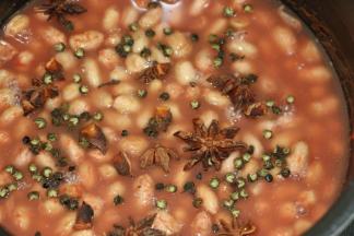 倒入水，加入花椒和八角