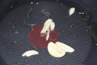 热锅冷油，下蒜头，中火