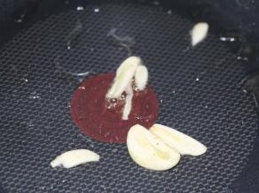 热锅冷油，下蒜头，中火