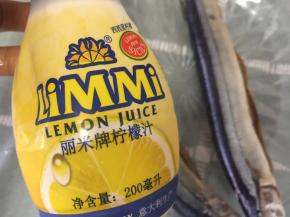加入适量柠檬汁，腌制15分钟去腥味