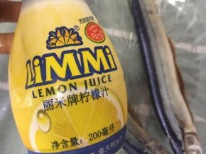 加入适量柠檬汁，腌制15分钟去腥味