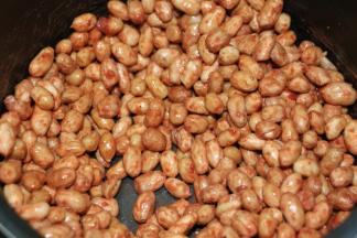 放入花生搅拌均匀