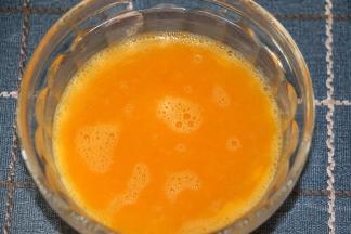 鸡蛋打入碗里，加入盐和油充分搅散