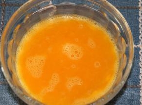 鸡蛋打入碗里，加入盐和油充分搅散