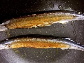 热锅冷油，放鱼进去煎