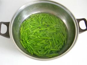 煮锅烧开水，放入空心菜焯烫一分钟捞出，不要时间久了