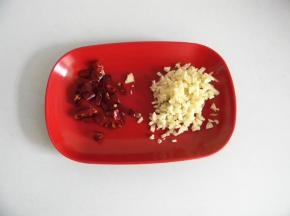 大蒜切末，小干树椒切段