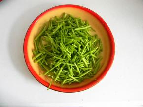 空心菜梗切成寸段