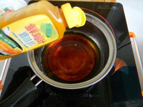 用一个小煮锅放一碗水，加入酱油，鸡汁和盐调匀烧开