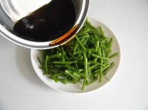 浇到焯烫好的菜段上