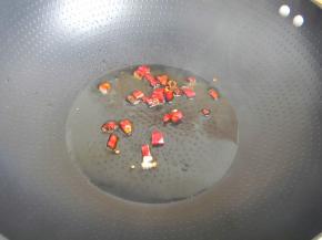 炒锅放油，放入干辣椒炸香