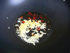 在放入蒜末炸香