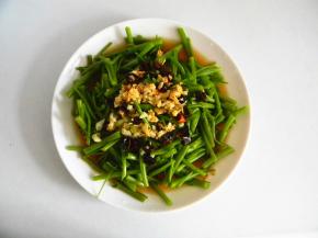 油和蒜末，辣椒一起浇到菜段上即可，吃的时候拌匀即可，非常好吃哦