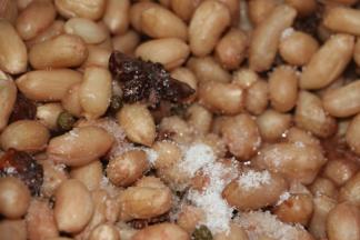 煮1小时时加入盐搅拌均匀，煮至时间结束