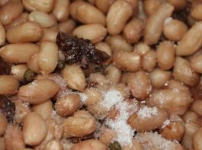 煮1小时时加入盐搅拌均匀，煮至时间结束