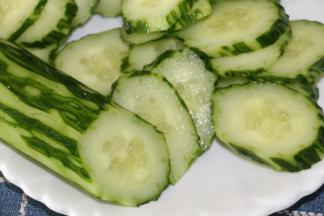 青瓜洗干净，斜斜的切成片