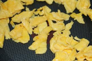 锅里里加点油，倒入鸡蛋液，摊平，小火煎熟，成型时在锅里横竖随意切块