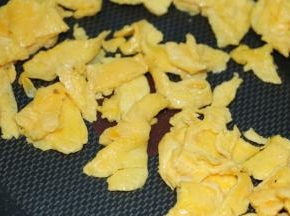 锅里里加点油，倒入鸡蛋液，摊平，小火煎熟，成型时在锅里横竖随意切块