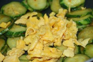 翻炒至青瓜有点变软变透明，放鸡蛋