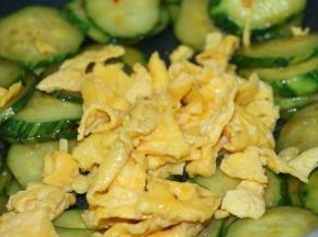 翻炒至青瓜有点变软变透明，放鸡蛋