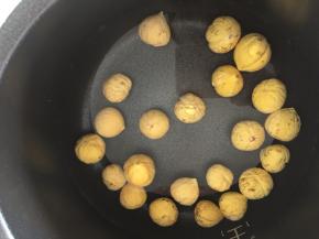 栗子放电饭锅里煮熟