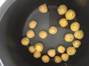 栗子放电饭锅里煮熟