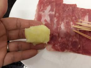 取一小块土豆泥，捏成圆柱形，长度和培根差不多