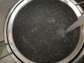 煮至中间剩下一点白点时捞起冲下冷水