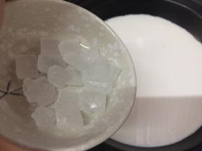 放入冰糖，小火慢熬，
