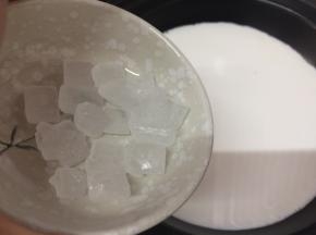 放入冰糖，小火慢熬，

