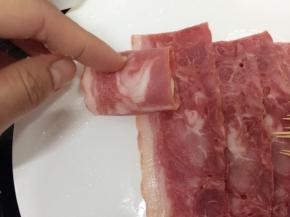 卷起来，用牙签固定两端