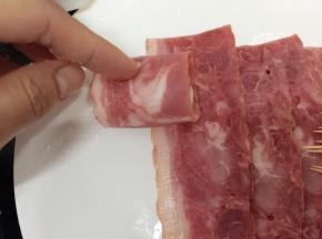 卷起来，用牙签固定两端