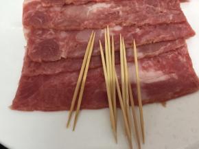 培根对半切开，准备牙签