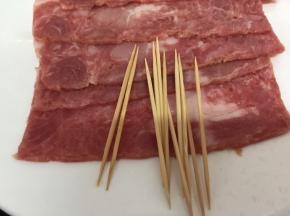 培根对半切开，准备牙签
