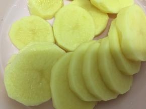 土豆切片，如果蒸熟
