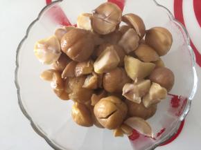 栗子煮软后掰开，一分2或4，随自己喜好