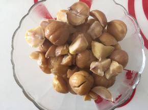 栗子煮软后掰开，一分2或4，随自己喜好