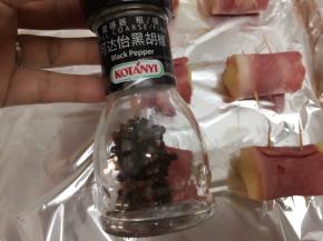 放到烤盘上，撒上黑胡椒碎