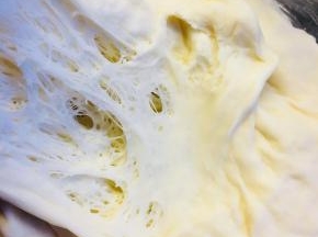 中种材料混合后，揉成团。冰箱冷藏17个小时。建议头一天晚上制作。第二天使用。