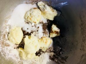 将中种撕成小团，与主面团材料揉成团后，面团光滑后加入黄油，揉至出手膜