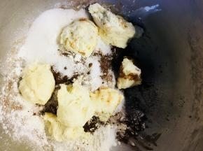 将中种撕成小团，与主面团材料揉成团后，面团光滑后加入黄油，揉至出手膜