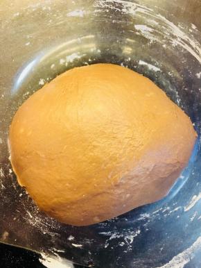 将面团放入容器中，进行基础发酵