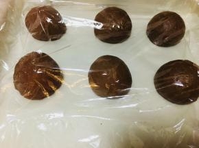 主面团发酵至两倍大后，排气，将面团分割成60克左右的小面团。我这里是每个面团63克左右。滚圆,覆盖保鲜膜，松弛20分钟。