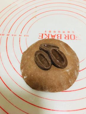 松弛好的面团，擀圆，用手将边缘处按薄些。放置巧克力夹心，收口将巧克力包裹在里面，这里注意！收口一定要捏紧。