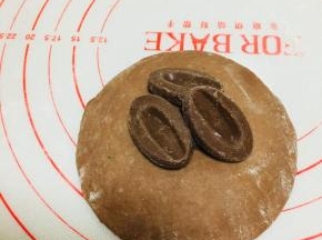松弛好的面团，擀圆，用手将边缘处按薄些。放置巧克力夹心，收口将巧克力包裹在里面，这里注意！收口一定要捏紧。
