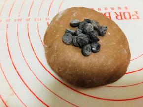 对于夹心巧克力的选择，看个人喜好。只要是耐心巧克力都可以。形状不限，可以包裹进去就可以。