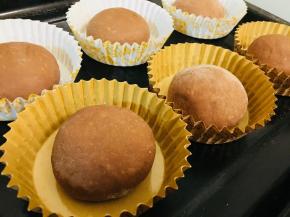 将包好巧克力夹心的面团放置到模具中。我选择了纸模。放置到温度35度，湿度75%的地方。发酵至两倍大。