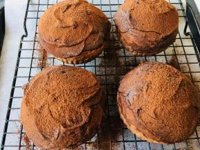 发酵好后，烤箱上火180.烤12到15分钟。如果你选择了金属模具，下火温度要调到略高于上火。